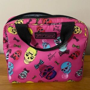 Betsy Johnson insulates lunch bag